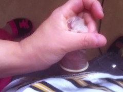 La Moglie in Ciabatte lo sega con il preservativo
